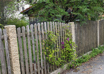 Staketenzaun, Doppelbelattung mit gelben Granitstelen