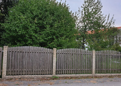 Staketenzaun, Doppelbelattung mit gelben Granitstelen