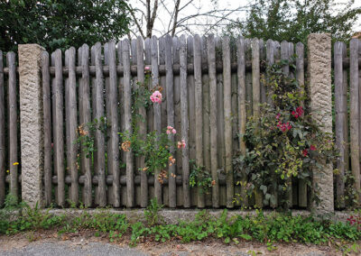 Staketenzaun, Doppelbelattung mit gelben Granitstelen